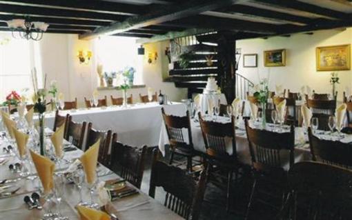 фото отеля Crossbutts Stable Restaurant with Courtyard Rooms