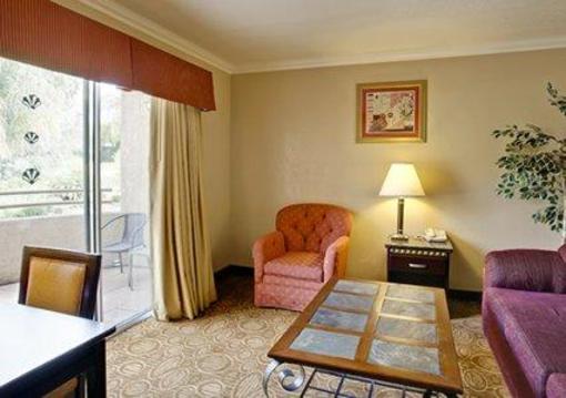 фото отеля Econo Lodge Inn & Suites Fallbrook