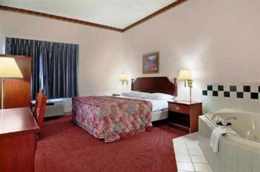 фото отеля Red Roof Inn Hendersonville