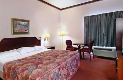 фото отеля Red Roof Inn Hendersonville