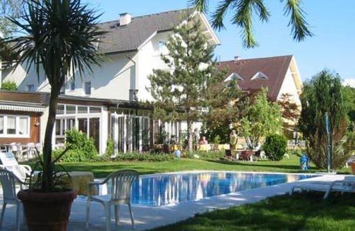 фото отеля Appartementhaus Villa Flora Velden am Worthersee