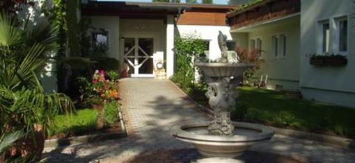 фото отеля Appartementhaus Villa Flora Velden am Worthersee