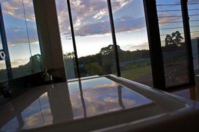 фото отеля Glass on Glasshouse Cottages Caloundra