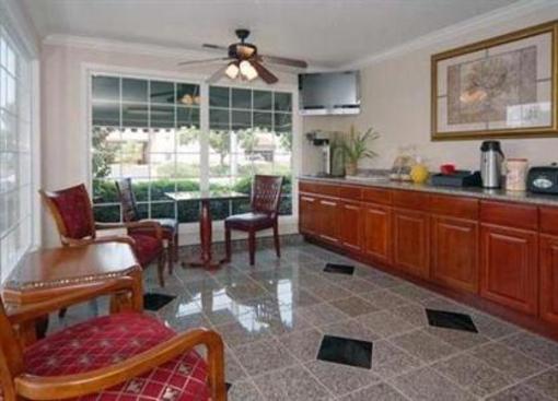 фото отеля Econo Lodge Inn Woodland