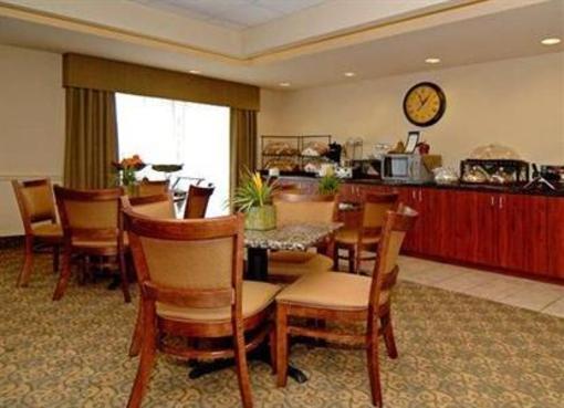 фото отеля Quality Suites Airport Fort Myers