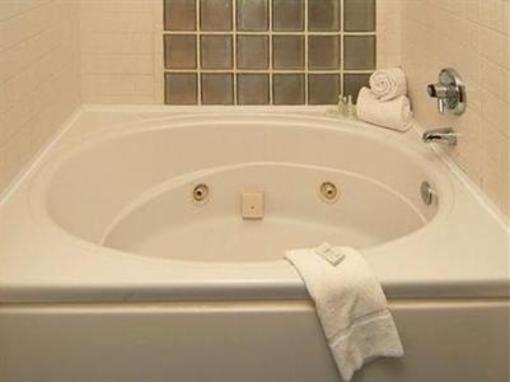 фото отеля Quality Suites Airport Fort Myers