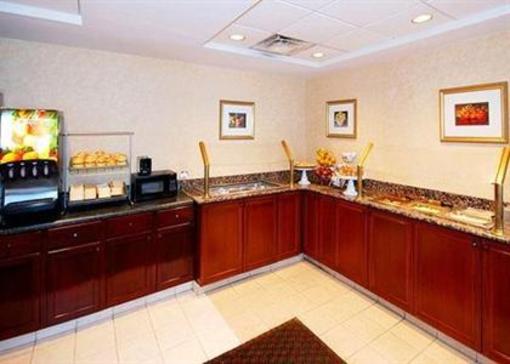 фото отеля Comfort Suites Airport Charlotte