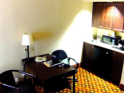 фото отеля Comfort Suites Airport Charlotte