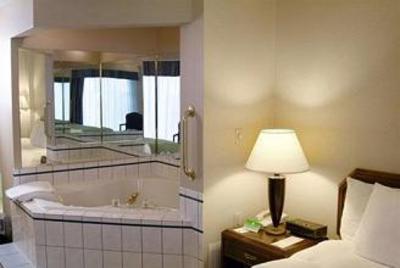 фото отеля Plaza Hotel and Suites Eau Claire