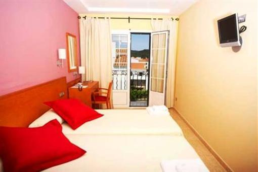 фото отеля Hostal Jeni Menorca