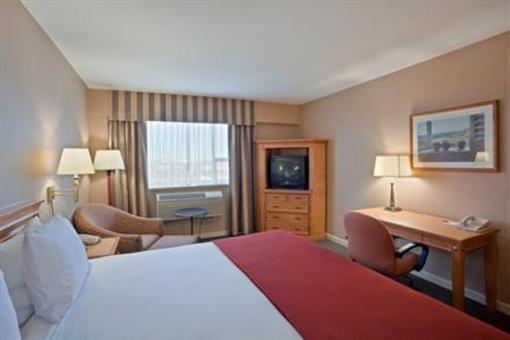 фото отеля Holiday Inn Express Vancouver Airport