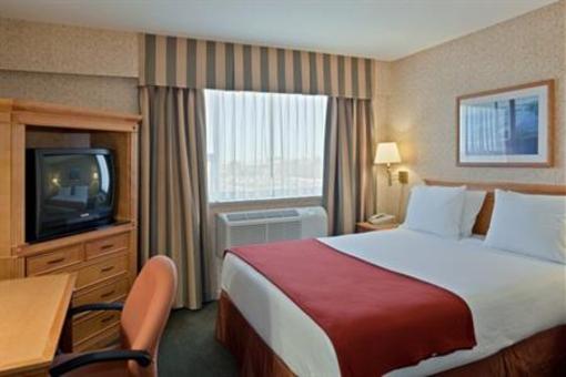 фото отеля Holiday Inn Express Vancouver Airport