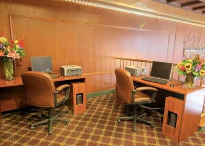 фото отеля Quality Suites Near Convention Center