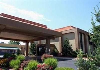 фото отеля Clarion Inn & Suites Airport