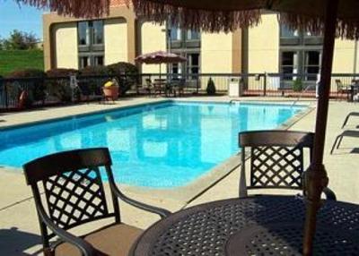 фото отеля Clarion Inn & Suites Airport
