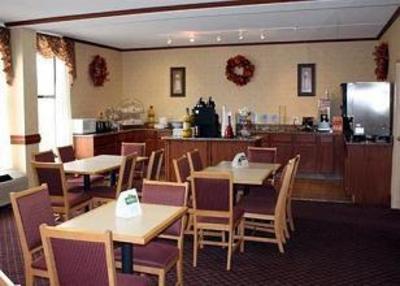 фото отеля Clarion Inn & Suites Airport