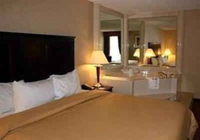 фото отеля Clarion Inn & Suites Airport