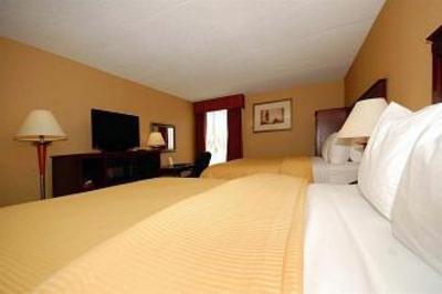 фото отеля Clarion Inn & Suites Airport