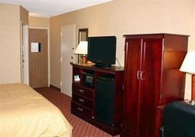 фото отеля Clarion Inn & Suites Airport