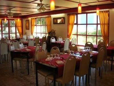 фото отеля Hotel Grill du Coudray-Montceaux