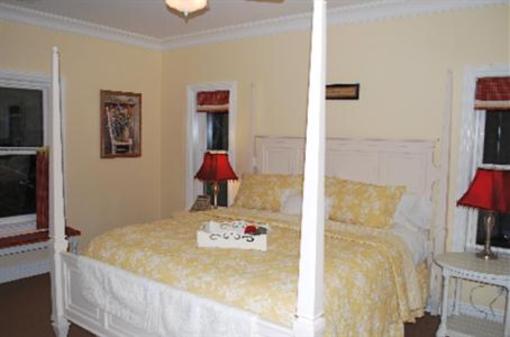 фото отеля Tin Lizzie Inn