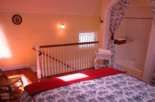 фото отеля Tin Lizzie Inn