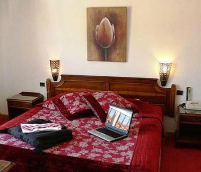 фото отеля Hotel Des Tuileries Nimes