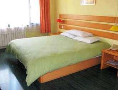 фото отеля Home Inn Qingdao Harbin Road Wanke City