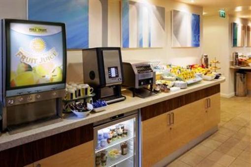 фото отеля Holiday Inn Express Cheltenham