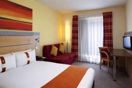 фото отеля Holiday Inn Express Cheltenham