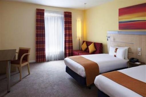 фото отеля Holiday Inn Express Cheltenham