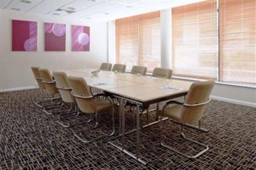 фото отеля Holiday Inn Express Cheltenham