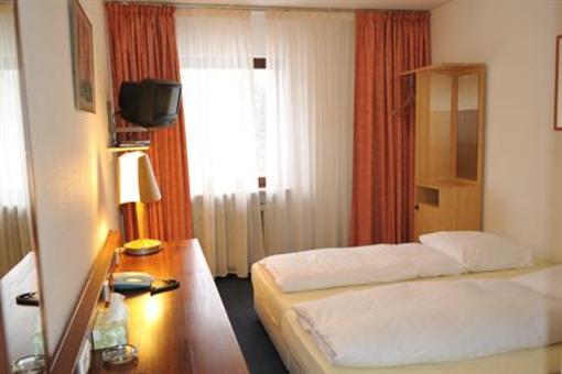 фото отеля Hotel Restaurant Panda Sindelfingen