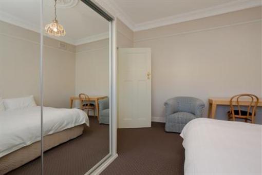фото отеля Adamstown Motor Inn