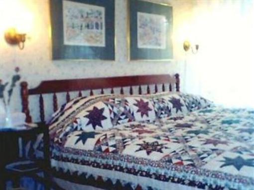 фото отеля Nichols Guest Rooms Seekonk