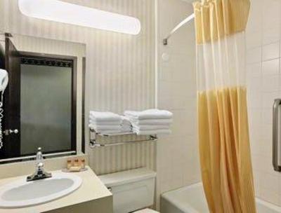 фото отеля Days Inn & Suites Traverse City