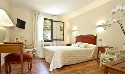 фото отеля Hotel Des Roches Les Eyzies-de-Tayac-Sireuil