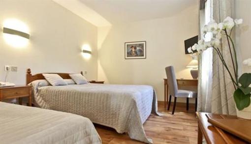 фото отеля Hotel Des Roches Les Eyzies-de-Tayac-Sireuil