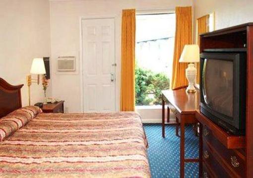 фото отеля Econo Lodge Inn & Suites Shelburne