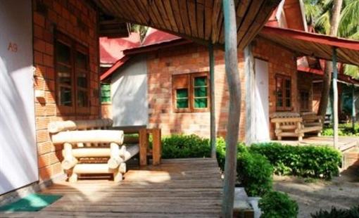 фото отеля Leela Beach Bungalows