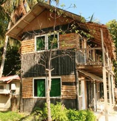 фото отеля Leela Beach Bungalows