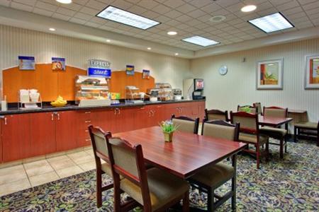 фото отеля Holiday Inn Express Edmonton International Airport