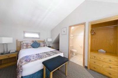 фото отеля Waterton Glacier Suites