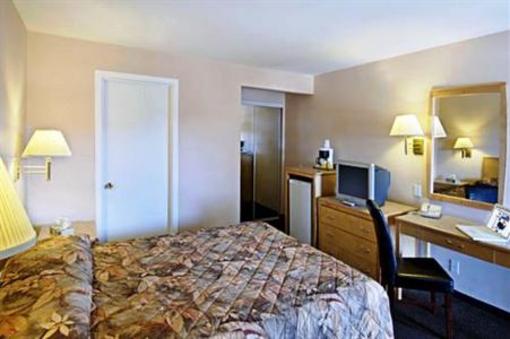 фото отеля Canadas Best Value Inn Prince George