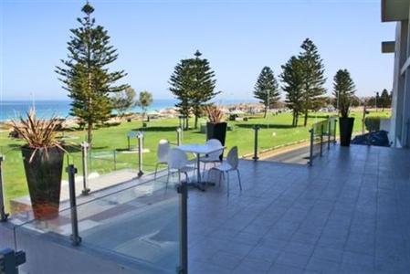 фото отеля Clarion Suites Mullaloo Beach Perth