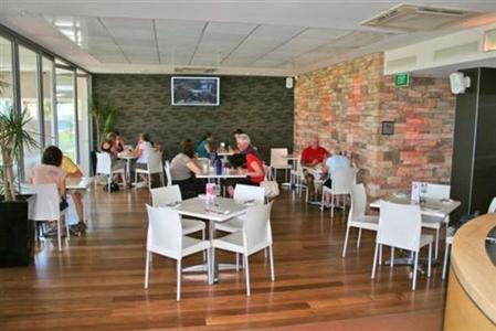 фото отеля Clarion Suites Mullaloo Beach Perth