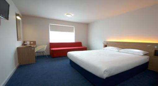 фото отеля Travelodge Farnborough Central
