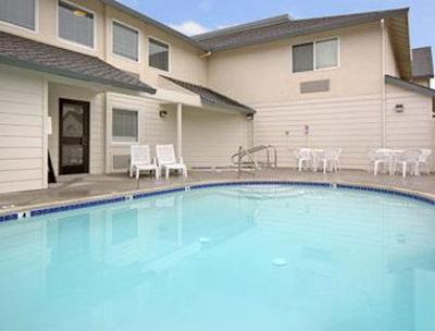 фото отеля Super 8 Motel Cloverdale