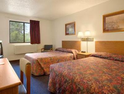 фото отеля Super 8 Richmond Chamberlayne Rd.