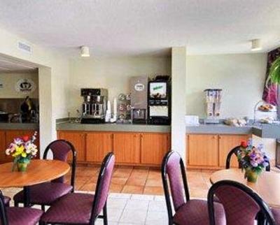 фото отеля Super 8 Myrtle Beach/Market Common Area